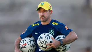 Ex-seleção, Ramon Menezes acerta como novo técnico do Athletico