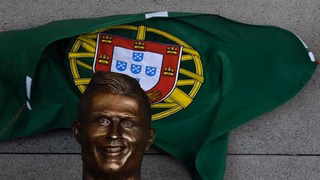 Cristiano Ronaldo vira nome de aeroporto, ganha busto polêmico e é a piada do dia