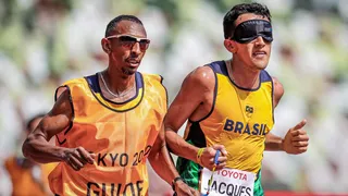 Yeltsin passa japonês no final e conquista ouro nos 5.000m nos Jogos Paralímpicos