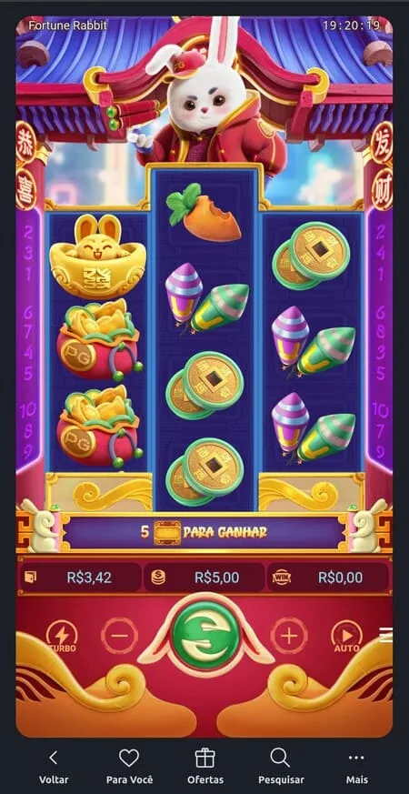 Diferentes figuras na grade 3-4-3 no slot Fortune Rabbit, com aposta a R$5 e o coelho acima da bobina