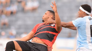 Zagueiro do Athletico nega protesto ao árbitro em  expulsão confusa