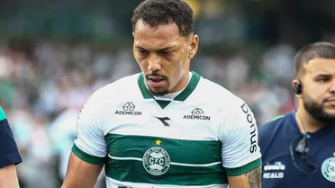 Coritiba x Athletic: Jogador quebra o dente com um minuto de jogo