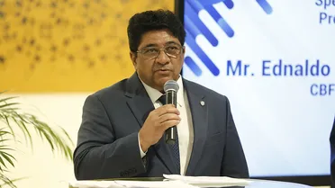 Presidente da CBF volta ao Brasil para começar a definir sucessor de Tite