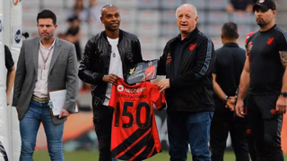 Felipão entrega homenagem a Fernandinho por 150 jogos no Athletico