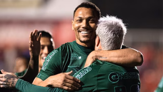 Coritiba vira líder em noite de celebração de título épico