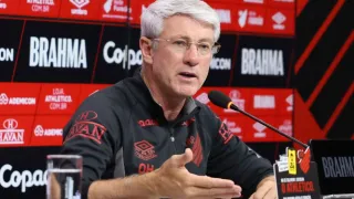 Após falhas, Mycael recebe recado de Odair sobre futuro no Athletico