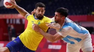 Brasileiros superam Argentina em clássico e vencem 1ª no handebol