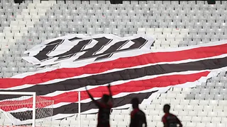 Athletico incomoda em briga de cachorro grande