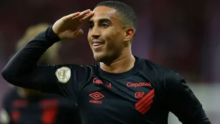 Com golaços, Athletico bate o Internacional e sobe na tabela