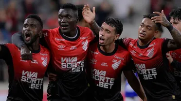 Piá do Caju rouba a cena em atropelo do Athletico e ganha elogios de Odair Hellmann