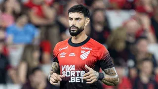 Atacante Mastriani volta a defender o Athletico após quase um ano