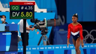 Simone Biles é retirada de final por equipes, vive drama em Tóquio e Rússia bate EUA