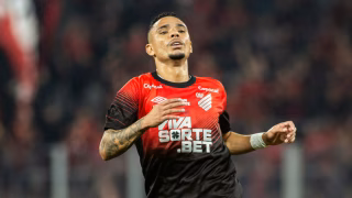 Artilheiro do Athletico no ano completa dois meses de jejum