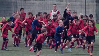 Athletico faz desafio especial com 100 crianças contra nove jogadores profissionais; assista