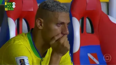 Richarlison é flagrado chorando no banco da seleção após ser substituído