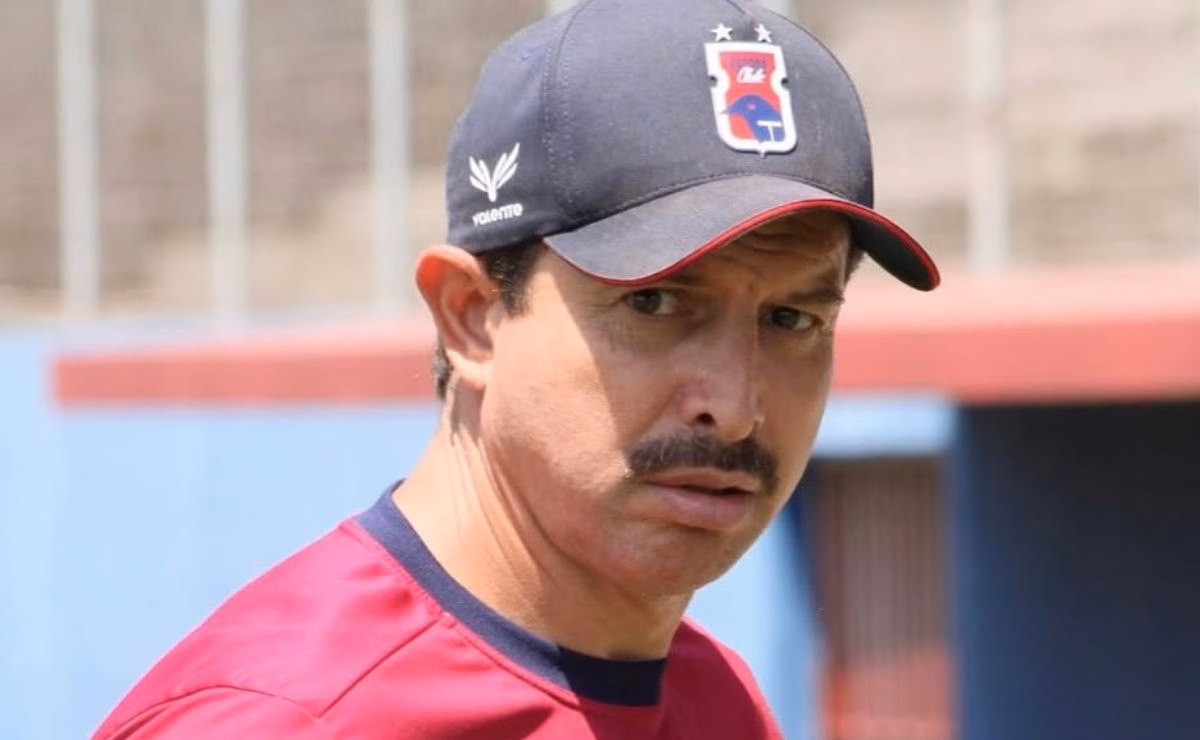 O técnico Tcheco durante treinamento do Paraná Clube.