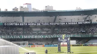 Torcedores jogam pipoca na chegada dos jogadores do Coritiba; Alef Manga discute com torcedor