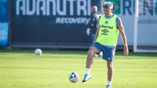 Renato Gaúcho pede fim de especulações sobre Suárez