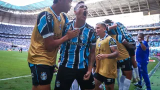 Grêmio vira o jogo em dois minutos, bate o Juventude e é hepta do Gaúcho