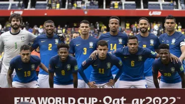 Tite desperdiça chance e árbitro dá show de incompetência