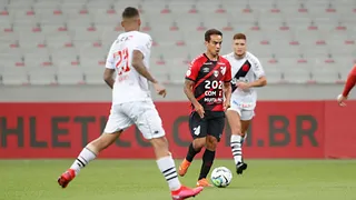 Jadson volta a vestir a camisa do Athletico após 15 anos e comemora estreia em 2020