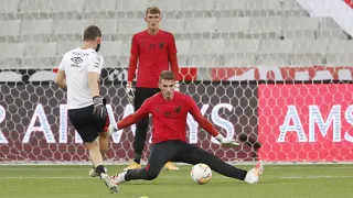 Goleiro novato do Athletico está na lista de 10 defesas destacadas da Libertadores; veja!