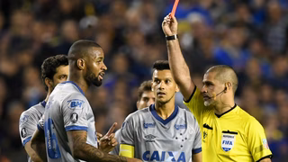 Apito, bastidores, futebol: da final da Libertadores 2005 à expulsão de Dedé