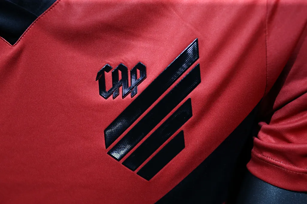 O Atlético lançou a nova identidade visual do clube na noite desta terça-feira (11), na Arena da Baixada. Com a presença de diretores, conselheiros, convidados e imprensa, o Furacão apresentou seu novo escudo, uniformes, mascote, mídias sociais e a nova grafia do nome: Clube Athletico Paranaense. Mário Celso Petraglia.