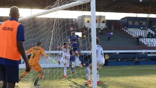 Athletico perde do Azuriz com gol polêmico; veja o lance