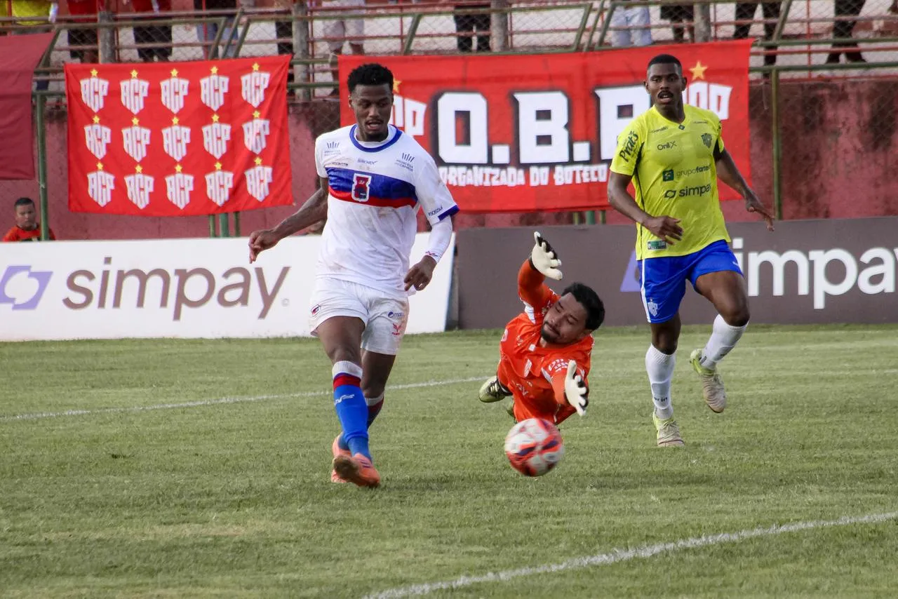 Thiaguinho finaliza para marcar o gol do Paraná Clube contra o Paranavaí na final da Segundona Paranaense.