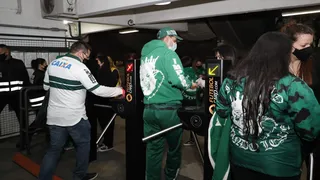 Tranquilidade e protocolos: torcedores do Coritiba celebram volta ao Couto Pereira