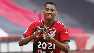 Manchester City monitora lateral-esquerdo do Athletico, diz jornal inglês