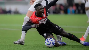 Athletico: Pivô de polêmicas ironiza decisões da arbitragem em eliminação