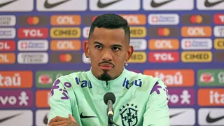Novato na seleção admite nervosismo ao encontrar craques