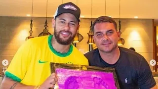 Neymar é homenageado, posa com Flávio Bolsonaro e bloqueia comentários no Instagram
