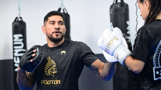 UFC: Poatan usa a própria história para transformar comunidade onde nasceu