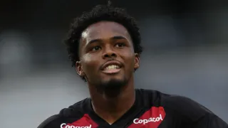 Artilheiro na base e carrasco do Coritiba assina primeiro contrato profissional no Athletico