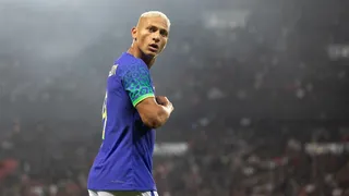 Banana é atirada na direção de Richarlison após gol da seleção diante da Tunísia