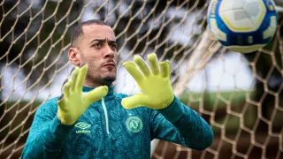 Campeão pelo Athletico, goleiro da Chapecoense relembra relação com Petraglia