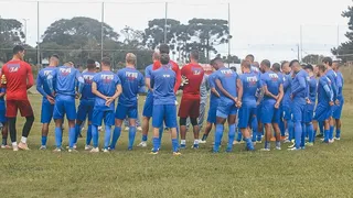 Ageu celebra volta ao CT, mas alerta para risco de lesões no Paraná