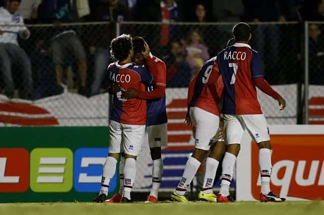 Jogadores do Paraná comemoram o gol contra o Ceará, que valeu a vitória na estreia da Série B.