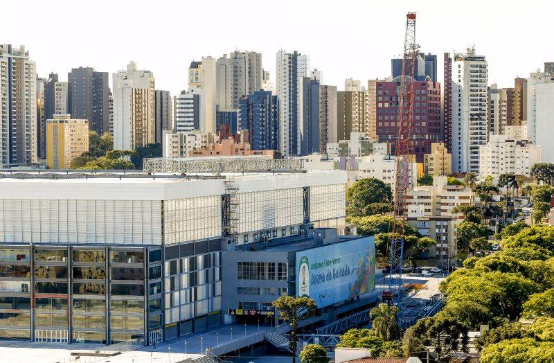 A Arena da Baixada recebe, aos poucos, o teto retrátil: previsão é de o Caldeirão estar tampado em março. (Hugo Harada/ Gazeta do Povo)