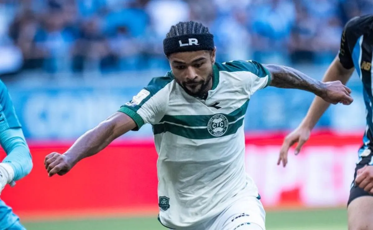 Lucas Ronier finaliza durante partida do Coritiba contra o Grêmio pelo Brasileirão