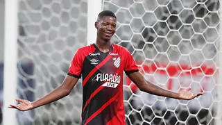 Atacante Matheus Babi retorna ao Athletico, mas tem futuro indefinido