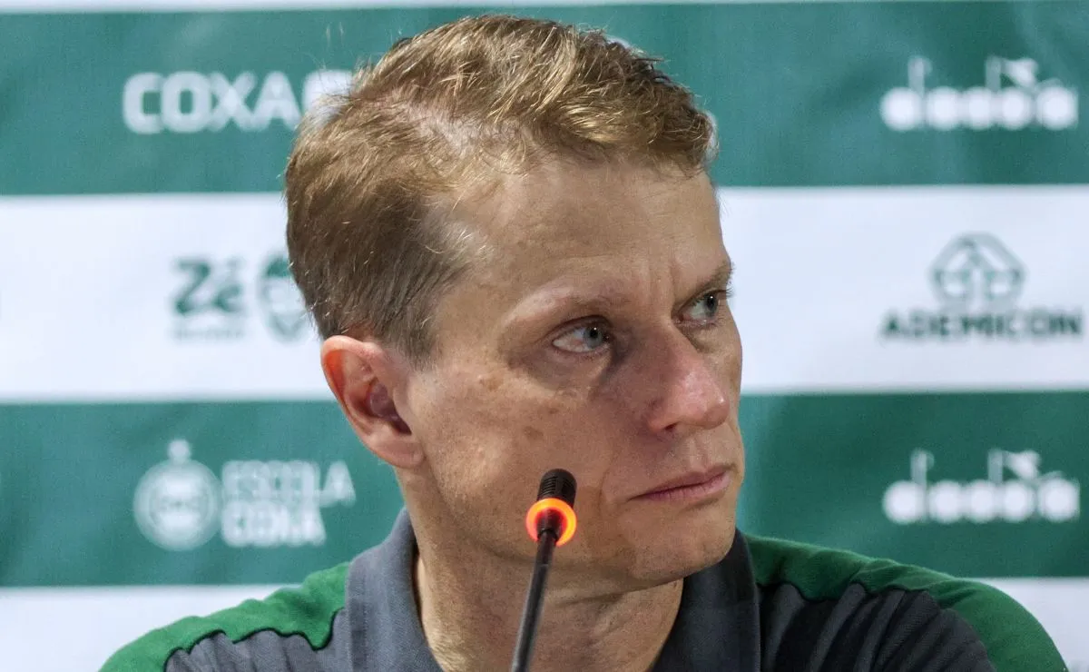 Fernando Seabra concede entrevista coletiva como técnico do Coritiba no CT da Graciosa.