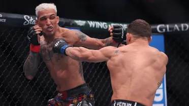 UFC 309: Charles do Bronx sofre golpe ilegal, mas vence revanche contra Chandler
