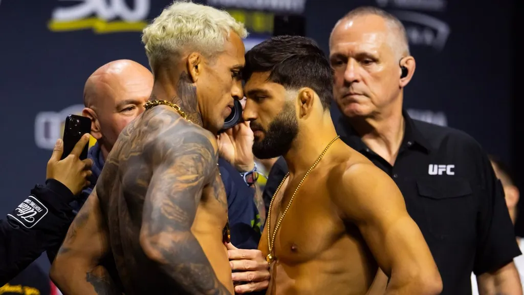 Charles do Bronx e Arman Tsarukyan na pesagem do UFC 300. Foto: Icon sport