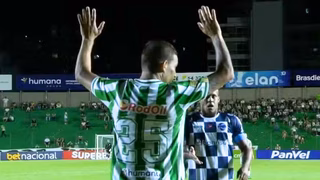 Vídeo! Revelado no futebol paranaense, atacante vive cena rara e divide torcida