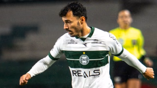 Lateral do Coritiba é agredido na Série B; veja o lance
