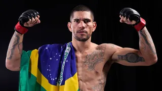 Alex Poatan homenageia lenda do MMA com novo visual antes de luta no UFC 287